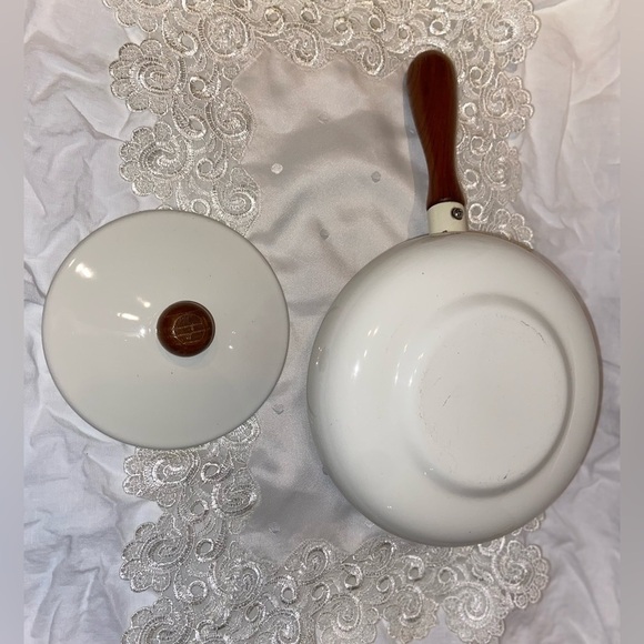 3/55$ Cottage core Vintage 1970s Enamelware Pot with‎ wood handles - Picture 3 of 16